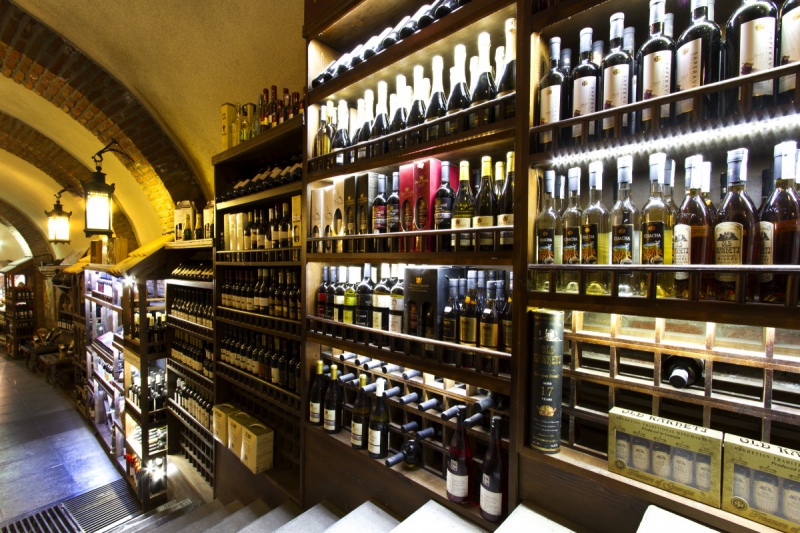 bar-MOUGINS-min_world_street_travel_shop_canon_georgia_wine_bottles-429767